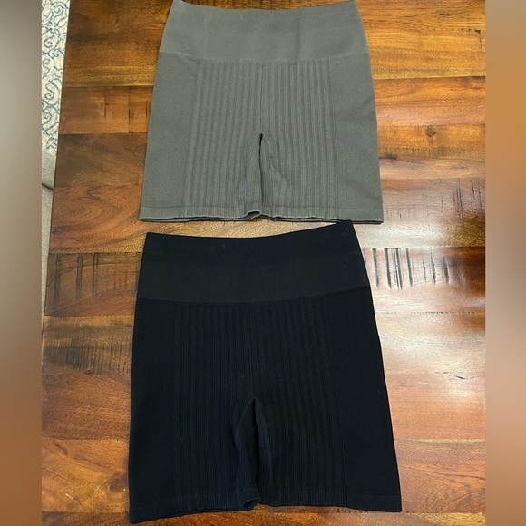 Fabletics Seamless Rib Shorts 6” | Black & Taupe Slate Gray | Size XL - Picture 2 of 6